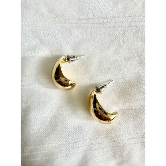 Gold modern style raindrop earrings - Picture 3 of 3